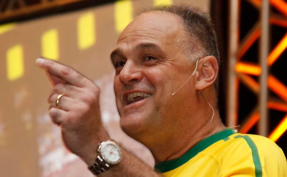Foto de Oscar Schmidt em evento. Ele foi internado em hospital.