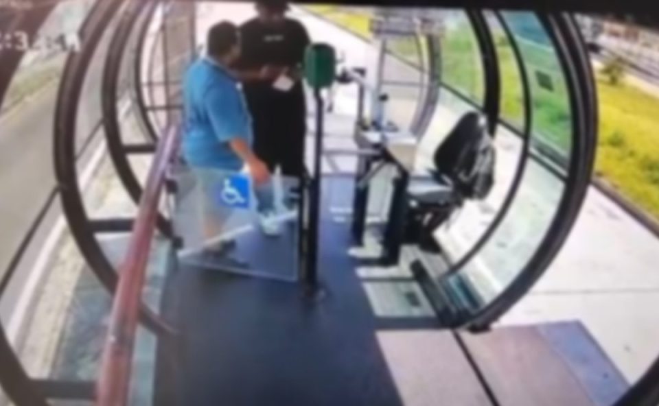 Imagem mostra roubo em estação-tubo; pai denuncia o próprio filho em Curtiba.