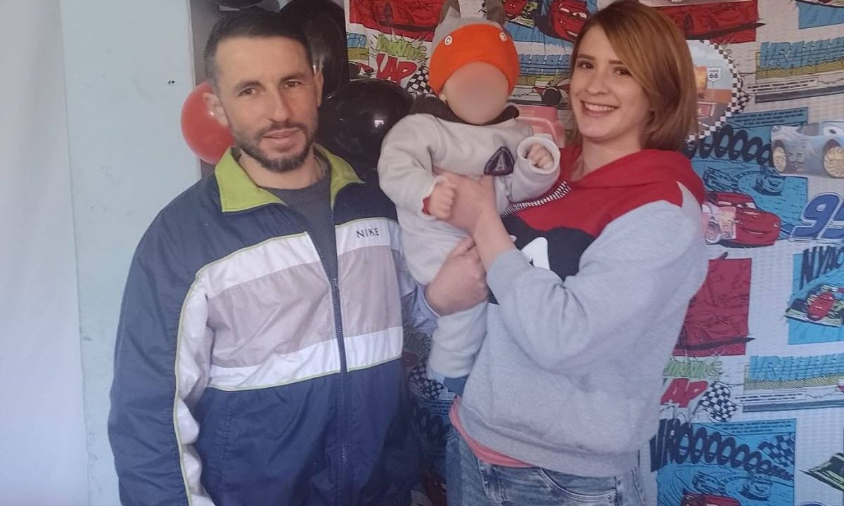 Foto mostra pai, mãe e filho que morreram em grave acidente na BR-116, em Rio Negro (PR), sorrindo para foto em festa de aniversário. Criança está no colo da mãe, entre a mulher e o pai. Os três usam blusas para se proteger do frio. A criança usa um gorro laranja na cabeça.
