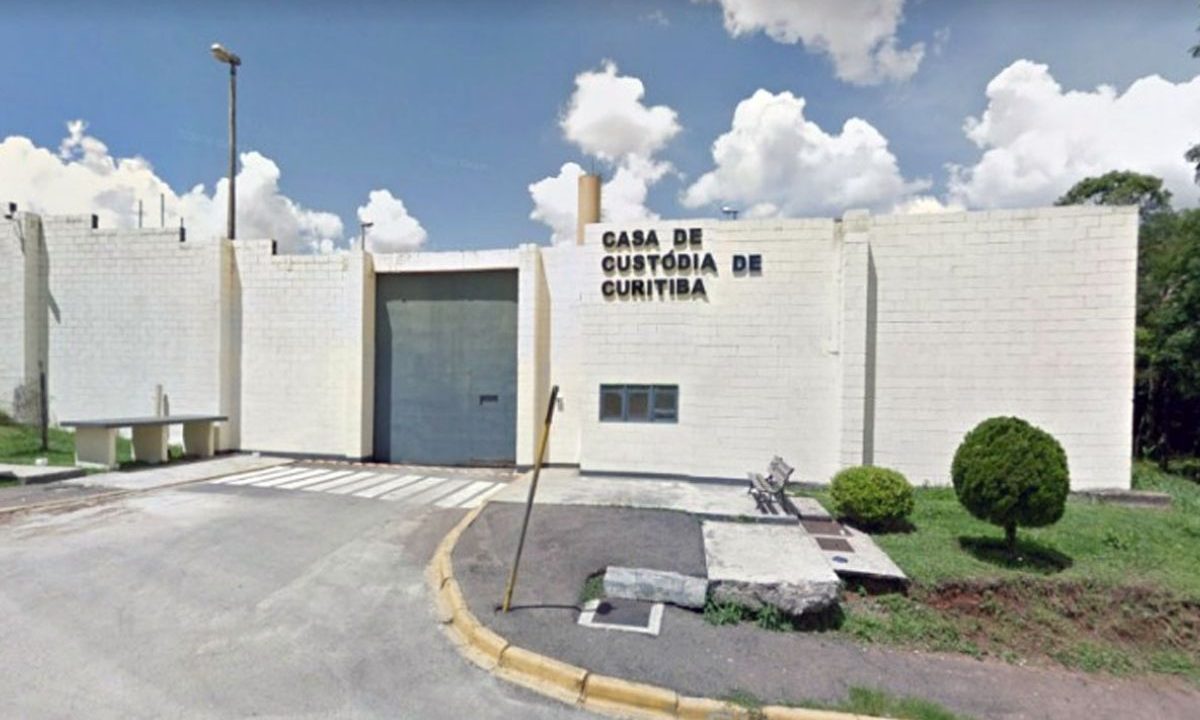Fachada da Casa de Custódia de Curitiba, unidade do sistema prisional no Paraná. Pais de presos por golpes estão indignados.