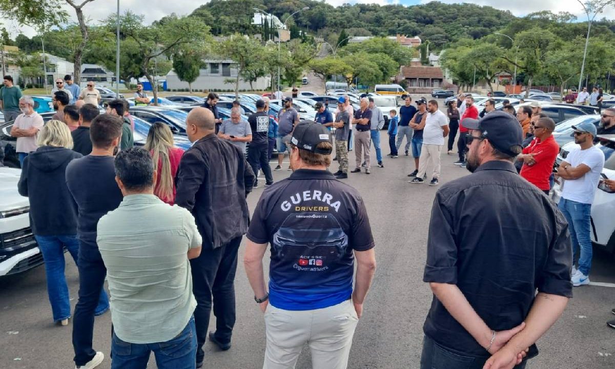 Foto mostra motoristas de aplicativo durante a paralisação