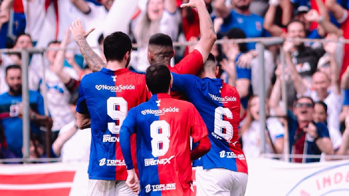 Jogadores do Paraná Clube comemoram gol contra o Nacional
