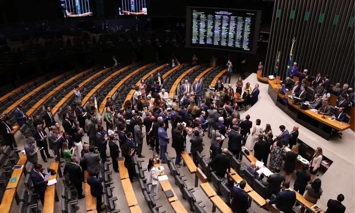 Congresso derruba veto de Lula ao PL da Dosimetria com votos de parlamentares do Paraná. A imagem mostra os parlamentares votando no Congresso Nacional.