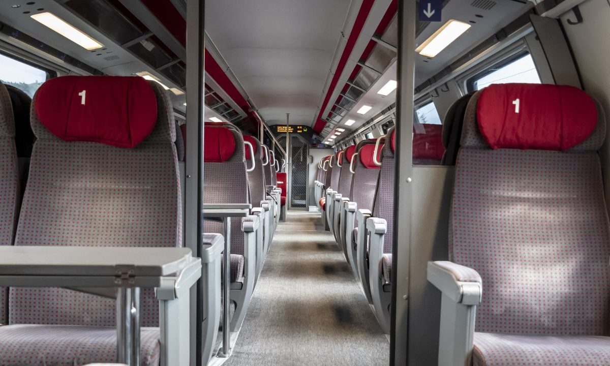 foto de poltronas de ônibus de viagem para ilustrar o caso do passageiro que morreu ao ser atingido por peça de caminhão