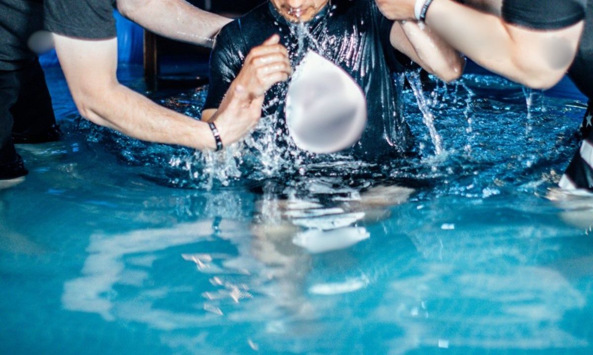 Foto ilustrativa de batismo em piscina, usada em reportagem sobre morte de idoso por afogamento durante cerimônia religiosa na Inglaterra. Uma pastora foi acusada por homicídio culposo.