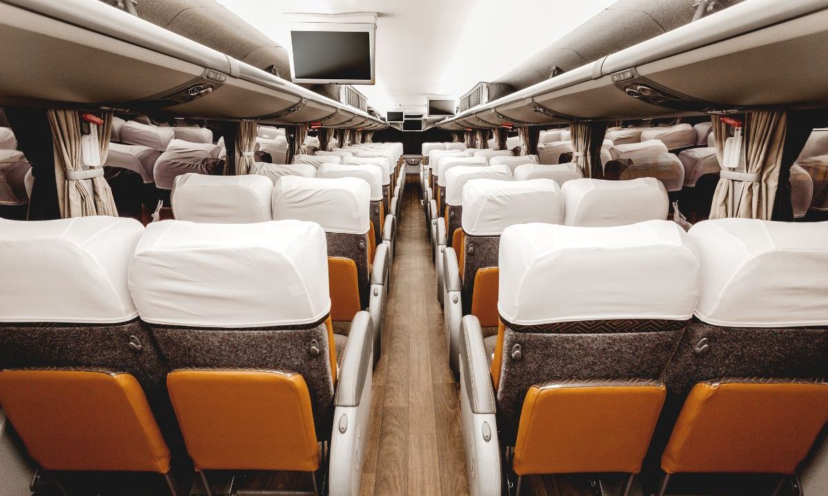 foto de poltronas de ônibus de viagem para ilustrar o acidente após a peça do caminhão se soltar e atravessar o coletivo