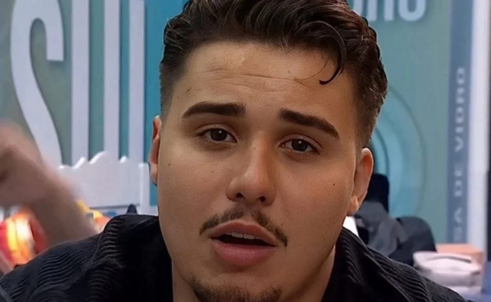 A foto mostra o ex-BBB Pedro Espíndola. Ele é um homem pardo de cabelos e bigode pretos.