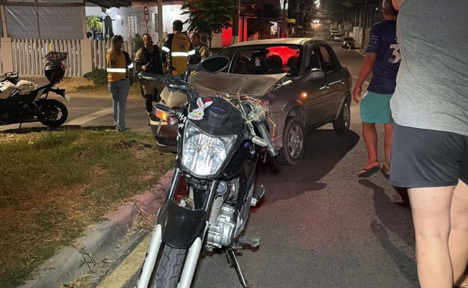 Moto e carro danificados após grave acidente em perseguição policial em São José dos Pinhais