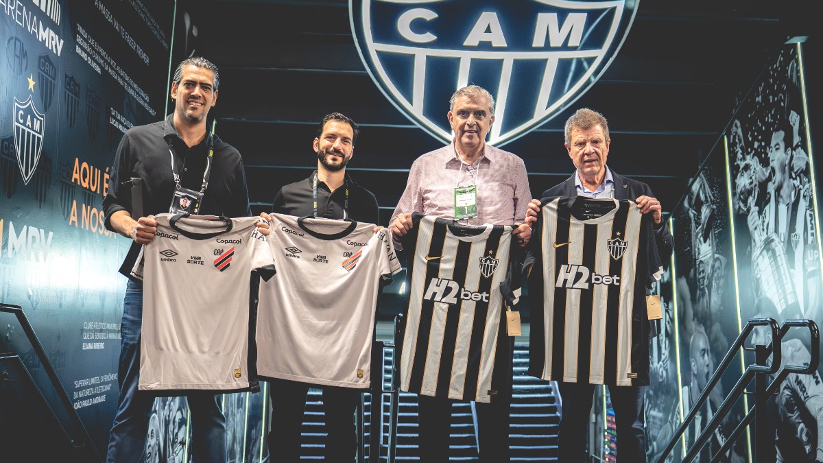 Petraglia e Mario Lara com dirigentes do Atlético-MG em jogo do Athleitco na Arena MRV