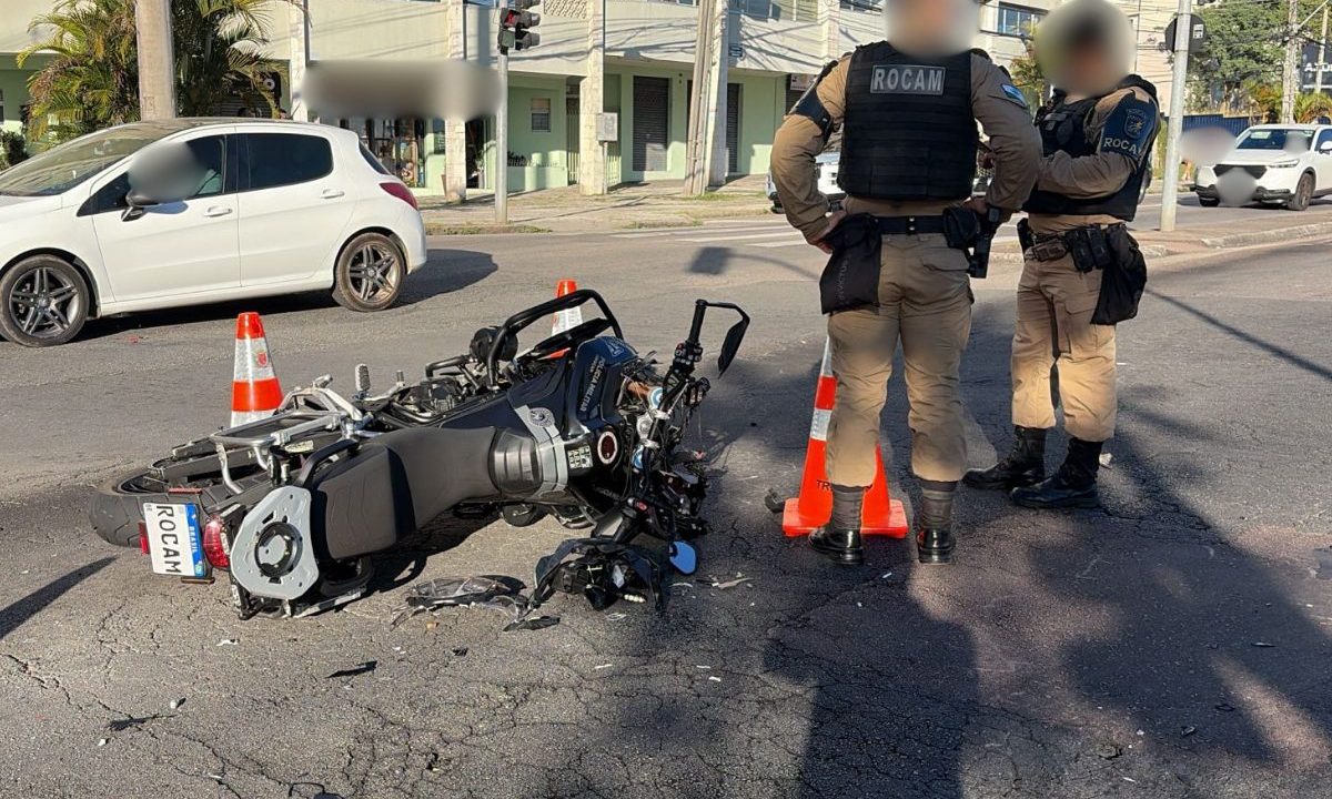Imagem mostra acidente que deixou policial ferido no bairro Cristo Rei, em Curitiba.