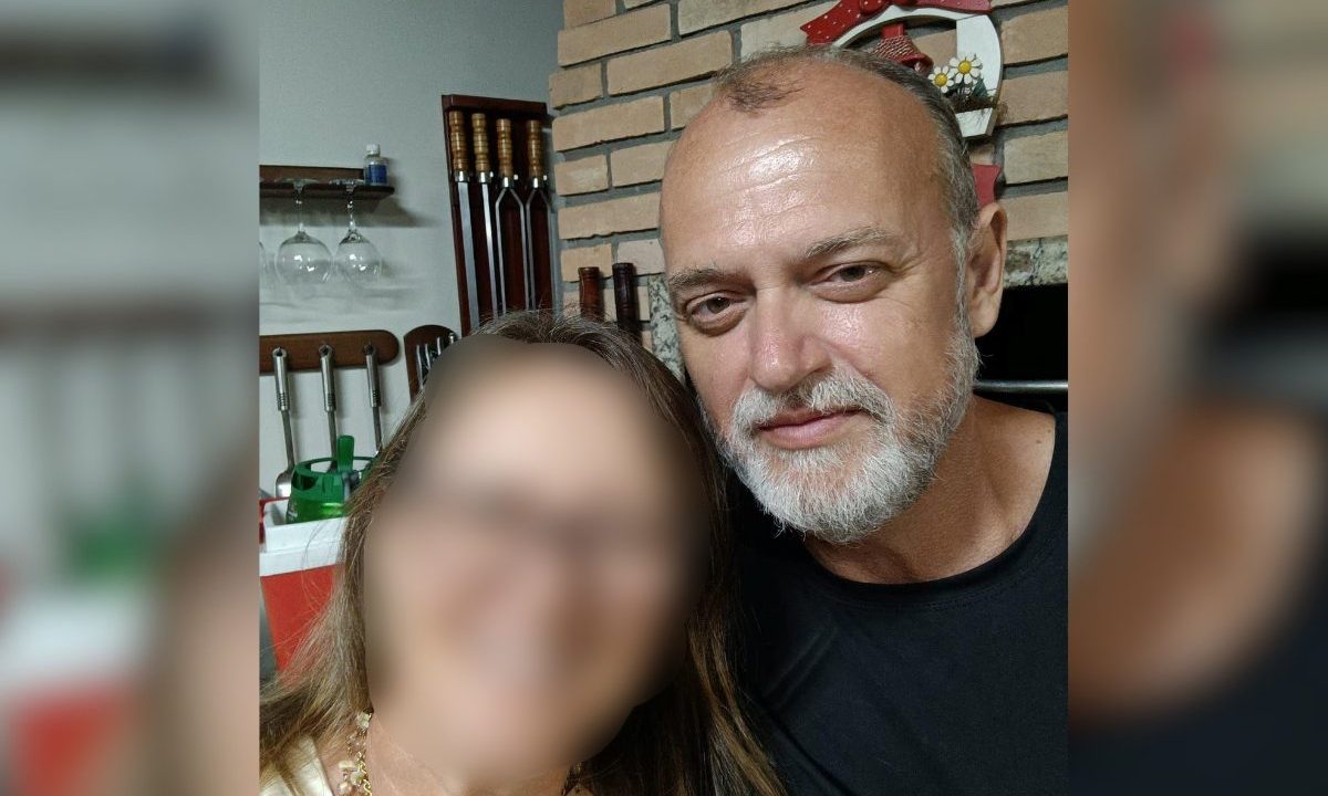 Foto mostra homem morto a tiros por policial civil ao lado de uma mulher, que está com rosto borrado