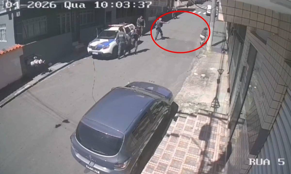 Foto mostra momento que policial atira em mulher