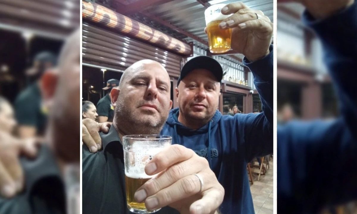 Foto mostra policiais militares sem farda e bebendo cerveja em um bar. À esquerda está Rogério Knaipp, que trocou tiros com o colega de farda e foi socorrido em estado grave depois de ser baleado. À direita está Antonio Carlos Mazeppa, policial morto a tiros por colega de farda após briga