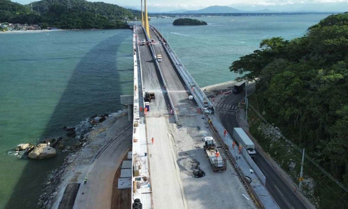 Foto da Ponte de Guaratuba durante obras