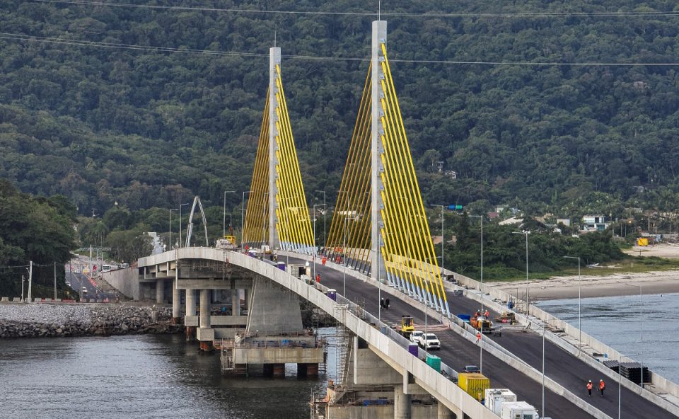 Foto tirada durante o dia mostra obras da Ponte de Guaratuba na reta final, dias depois do ferry boat atingir pilar