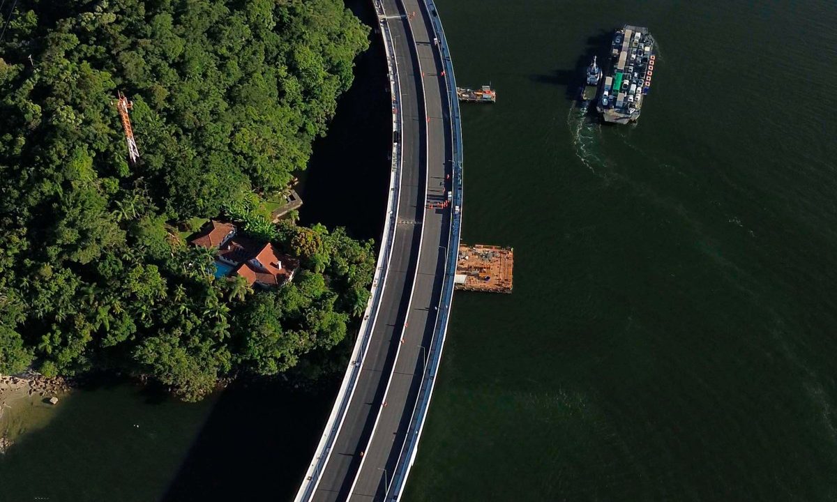 Foto do alto mostra estrutura da Ponte de Guaratuba, que está na fase final e quase pronta para inauguração. O asfalto está pronto, e a iluminação começou a ser instalada.