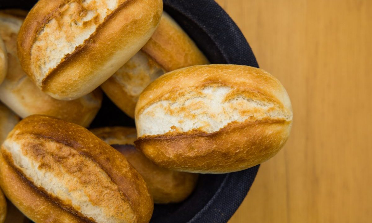 Foto de pão francês, que deve ter o preço aumentado no Brasil.