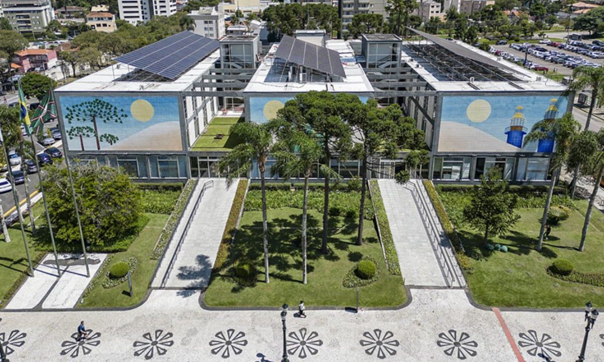 Prefeitura de Curitiba, que oferece vagas de estágio, sendo vista de cima
