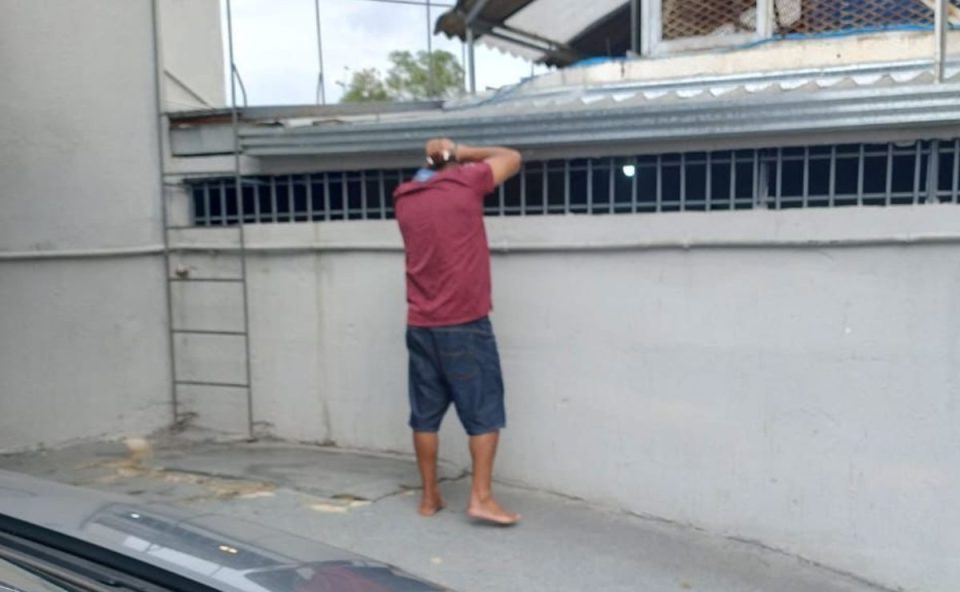Homem preso em almoço de Páscoa por duplo homicídio aparece com as mãos na cabeça durante abordagem policial em Colombo