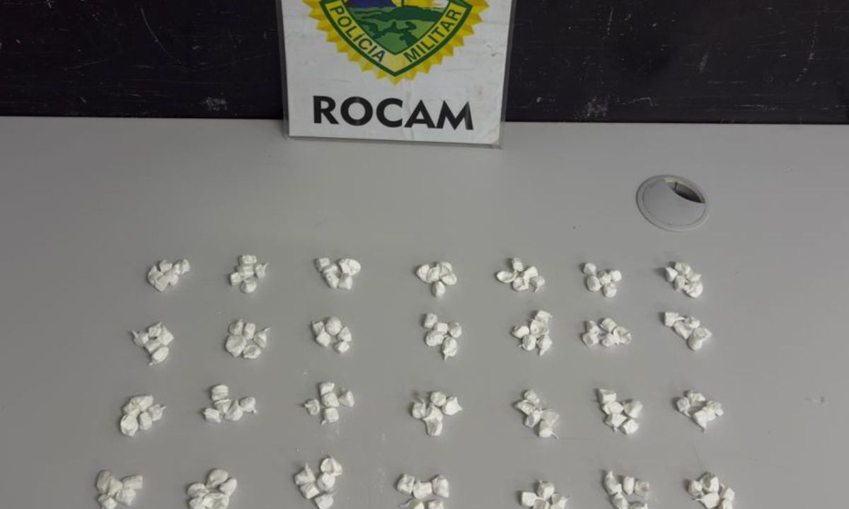 Buchas de cocaína apreendidas pela polícia durante operação no Cajuru. Homem foi preso