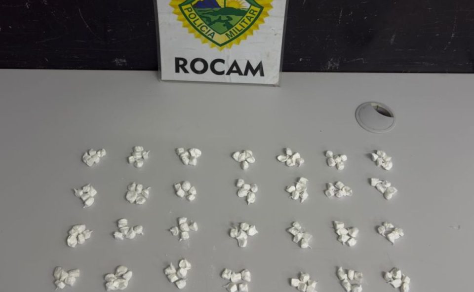 Buchas de cocaína apreendidas pela polícia durante operação no Cajuru. Homem foi preso