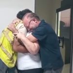 Imagem mostra reencontro de professor desaparecido encontrado após cinco anos com a família.