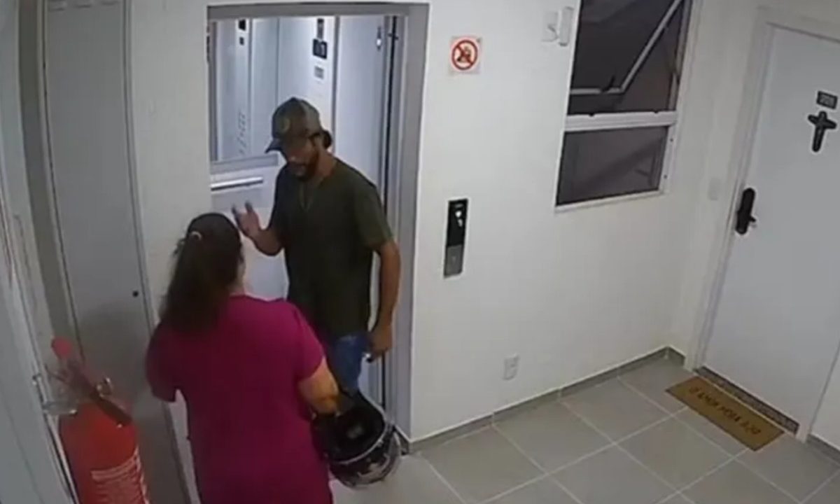 Foto registrada por câmera de segurança mostra professora e marido discutindo próximo a elevador de condomínio antes de ela matá-lo com uma facada, em Londrina. Justiça concedeu liberdade à mulher.