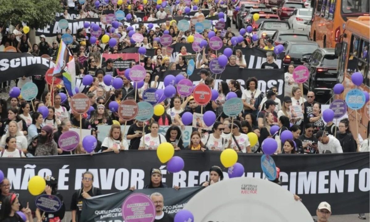 Após negociações com a Prefeitura, professores encerram greve. A imagem mostra professores em greve nas ruas da cidade.