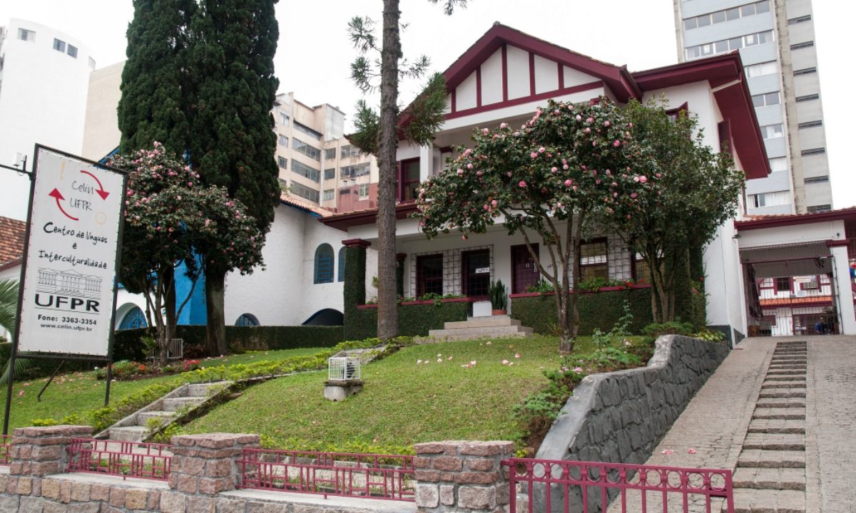 Foto da fachada do “casarão” da sede do Celin-UFPR na Rua XV de Novembro; imagem usada para ilustrar matéria sobre os novos cursos do projeto gratuitos de idiomas disponibilizadas pela Celin