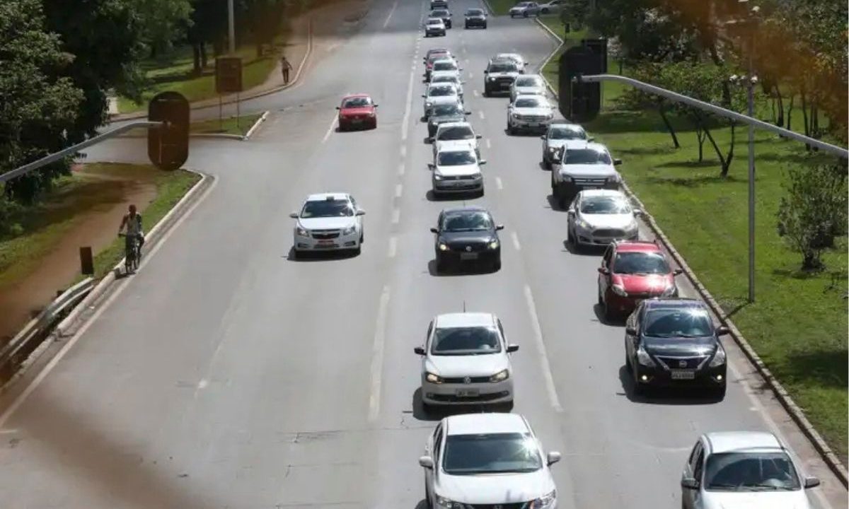 Projeto na Câmara dos Deputados prevê retorno da identificação de município e estado nas placas de veículos no Brasil.