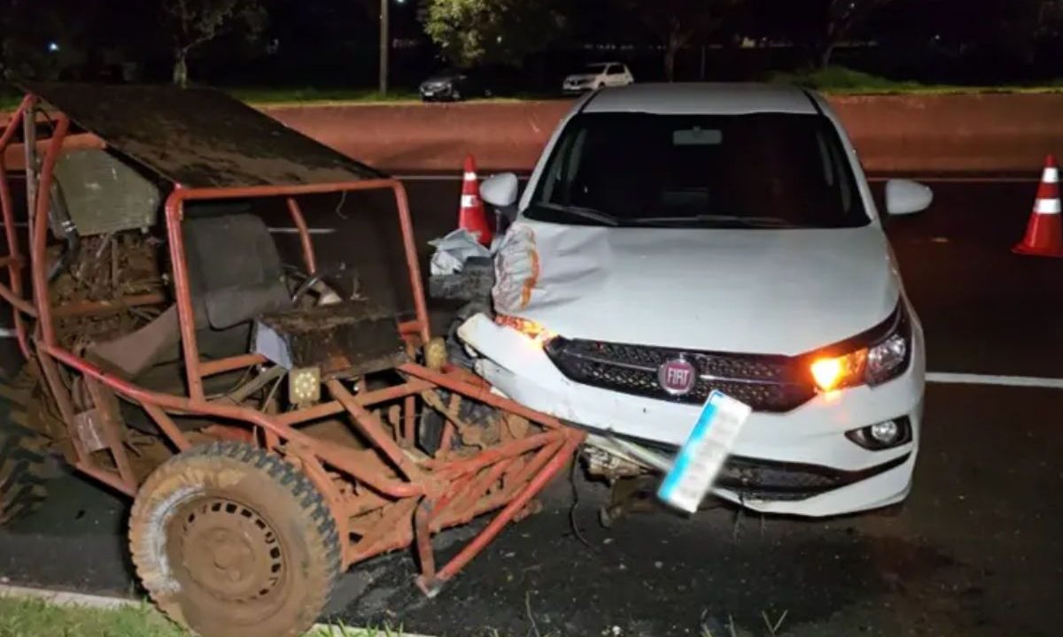 Quadriciclo e carro que foi amassado no acidente na PR-445