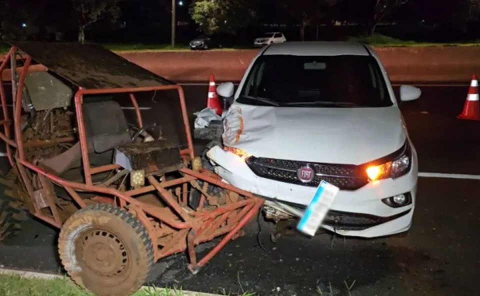 Quadriciclo e carro que foi amassado no acidente na PR-445