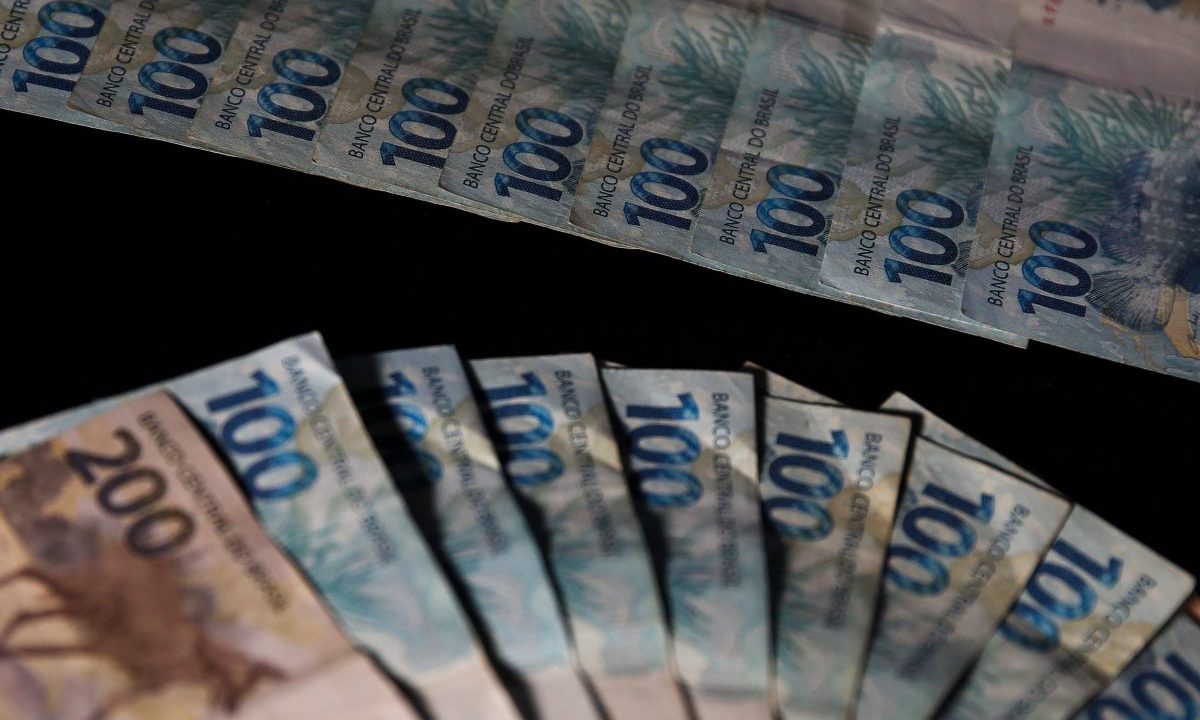 Cédulas de R$ 200 e R$ 100 reais espalhadas numa mesa; imagem usada para ilustrar uma matéria jornalística de quem ganhou na Mega-Sena 2991