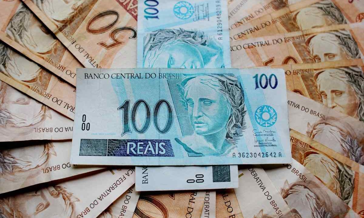 Dinheiro em quantidade para representar prêmio da Quina 7012