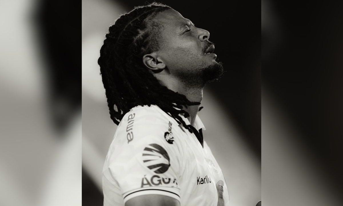 Berto, atacante do Operário, em momento de reflexão durante partida; jogador denunciou caso de racismo após jogo contra o Vila Nova.