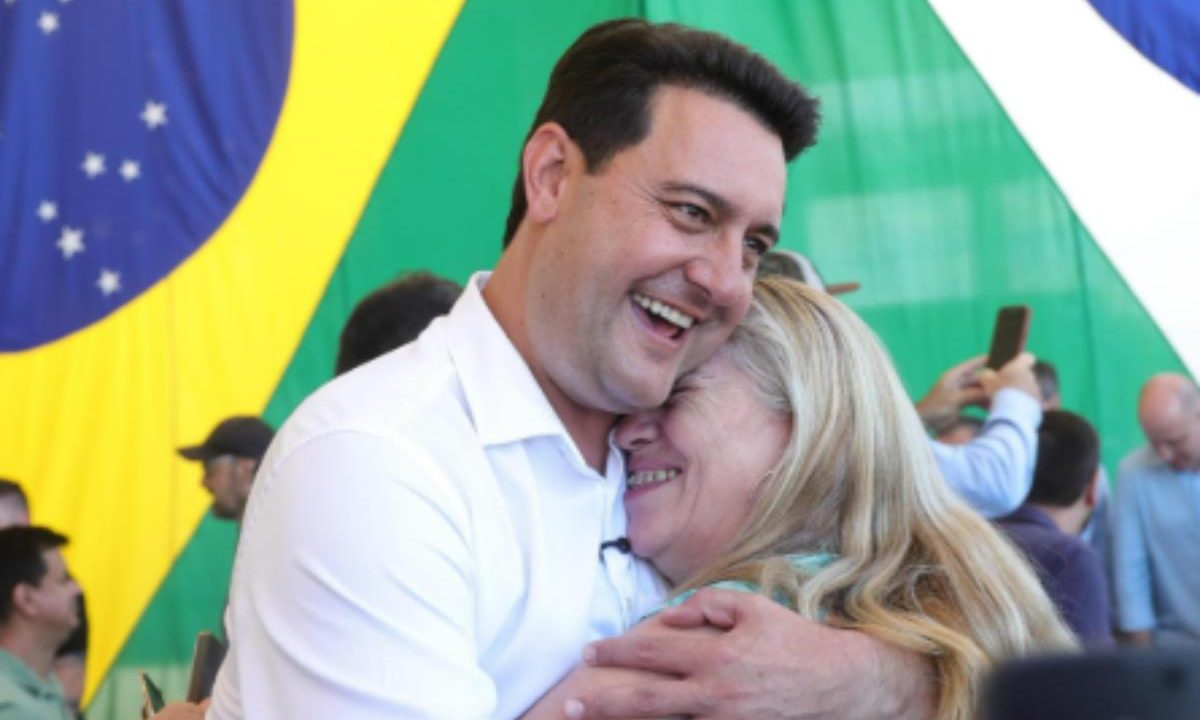 Ratinho Júnior abaraçando mulher