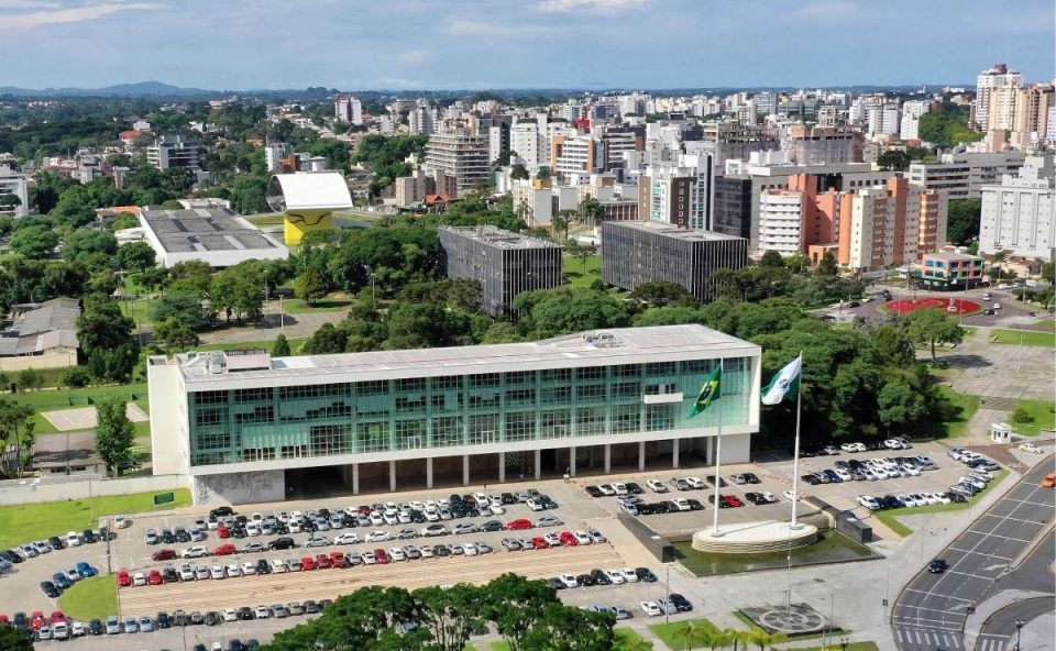 Imagem aérea do Palácio Iguaçu, no Centro Cívido, em Curitiba, sede do Governo do Paraná. O governador Ratinho Junior já preencheu 8 dos 18 cargos de secretário estadual que ficaram vagos devido às eleições de 2026