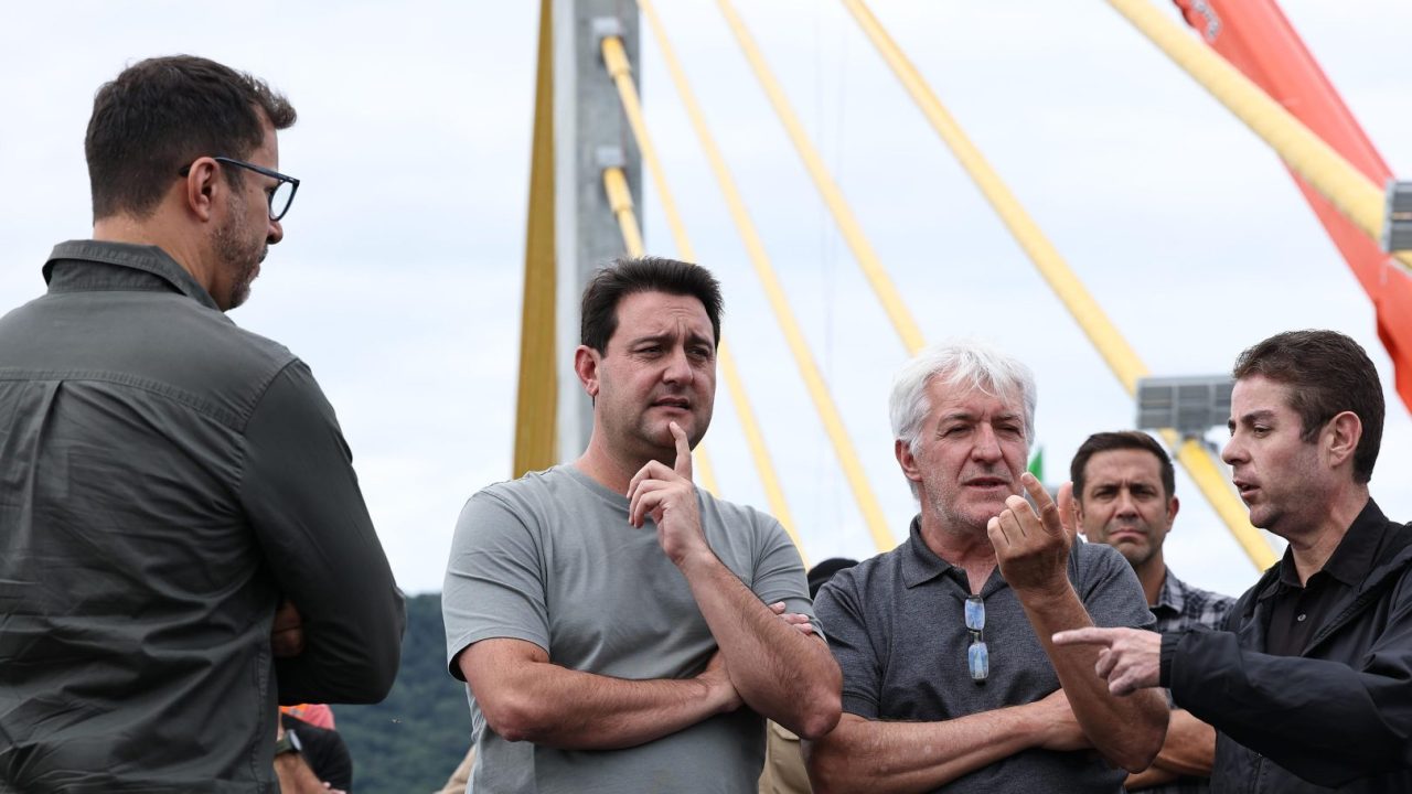 governador ratinho junior na ponte de guaratuba, que vai ser inaugurada nesta sexta-feira (1)