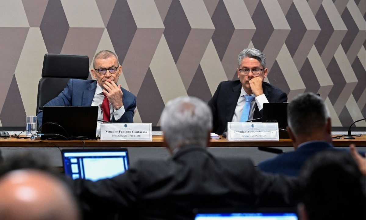 Relatório final da CPI do Crime Organizado foi rejeitado no Senado. A imagem mostra parlamentares durante sessão.