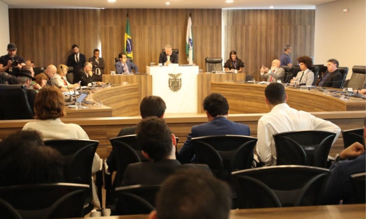 Renato Freitas depõe no Conselho de Ética e disse acreditar que será absolvido. A imagem mostra os deputados ouvindo Renato Freitas sobre a briga no Centro e Curitiba com um frentista.