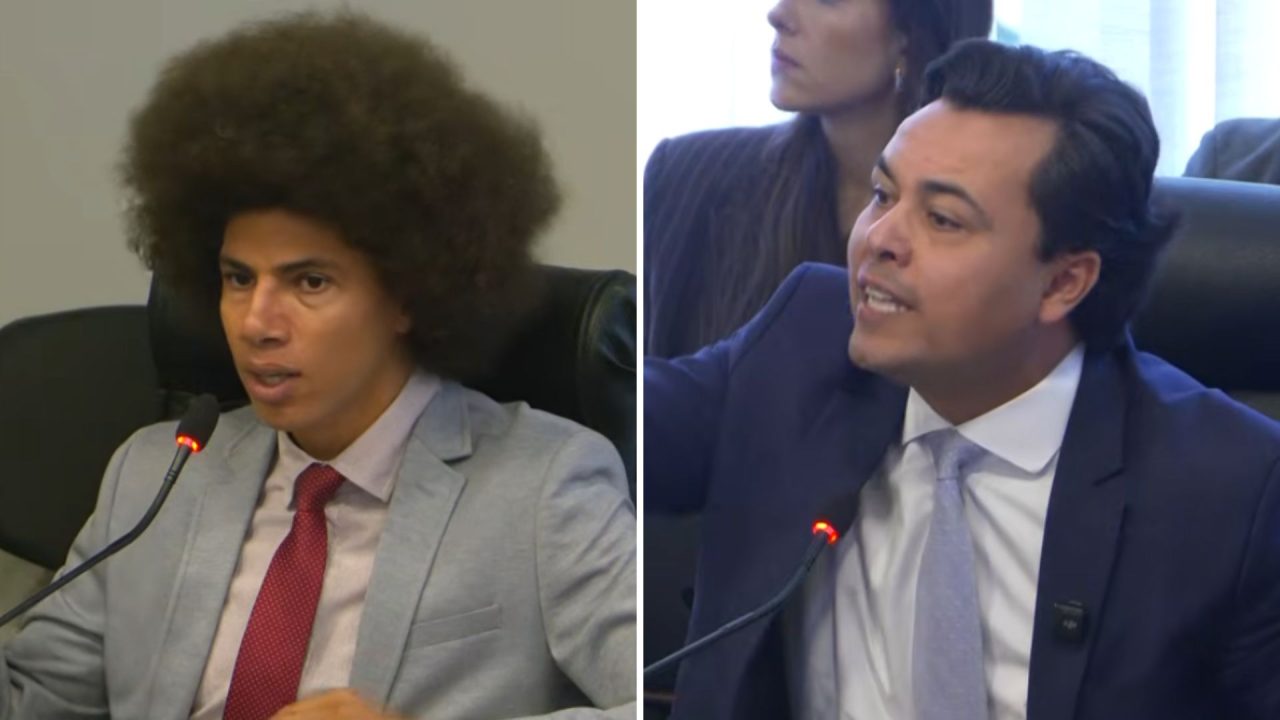 Jeffreu Chiquini fezuma série de acusações contra Renato Freitas. A imagem mostra Freitas e Chiquini no Conselho de Ética da Assembleia Legislativa do Paraná.