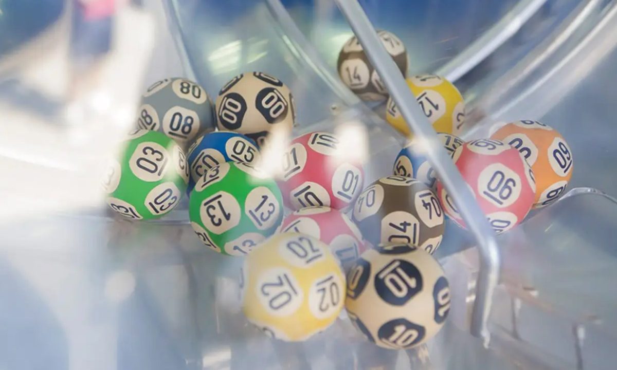 Foto de dezenas em globo durante sorteio; imagem usada para ilustrar resultado da Loteria Federal 6061
