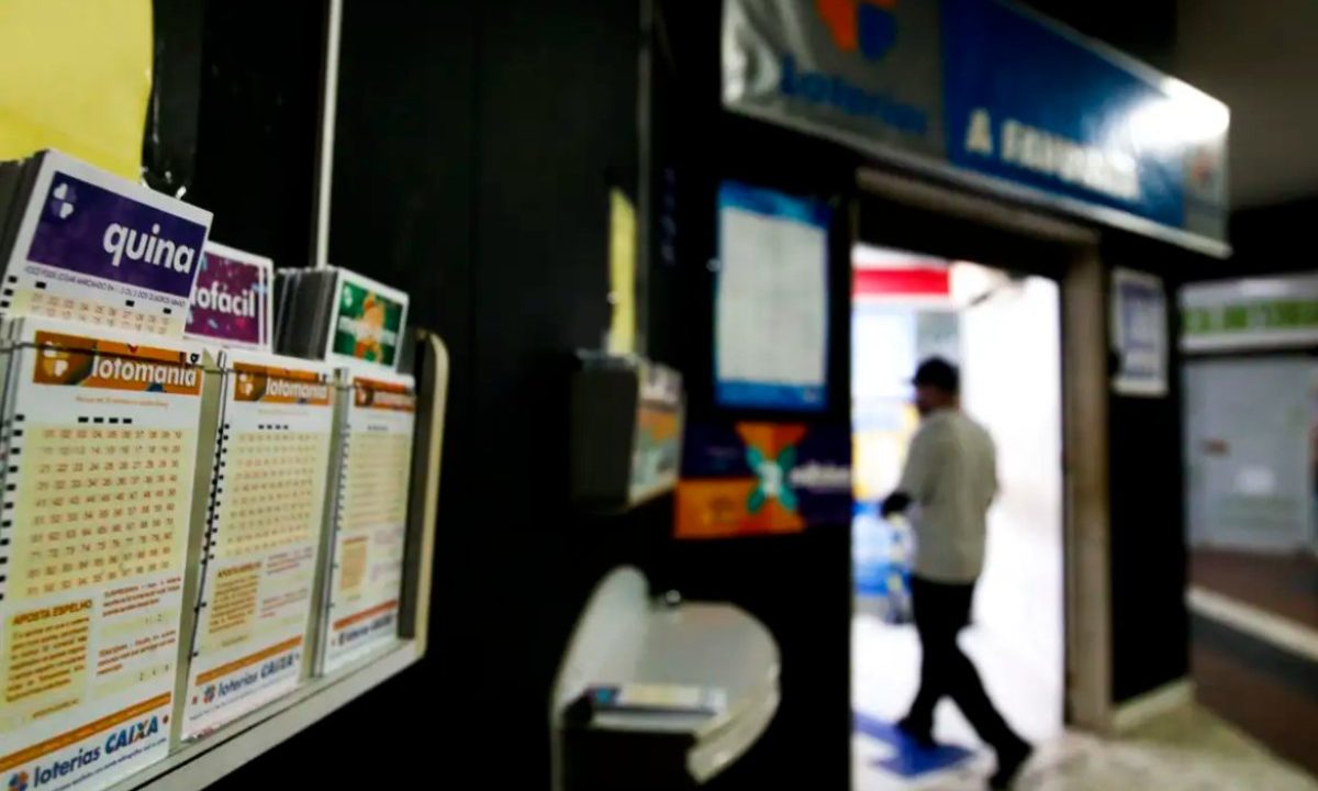 Foto de loteria com volantes de jogos em destaque; resultado da Lotofácil 3666 vai premiar morador do Mato Grosso