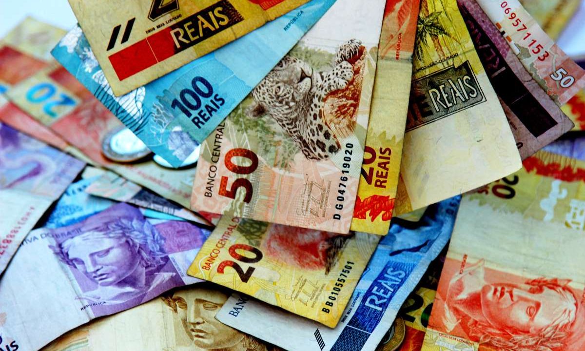 Foto de cédula de reais espalhadas em cima da mesa/ imagem para ilustrar matéria sobre o resultado oficial da mega-sena 2993