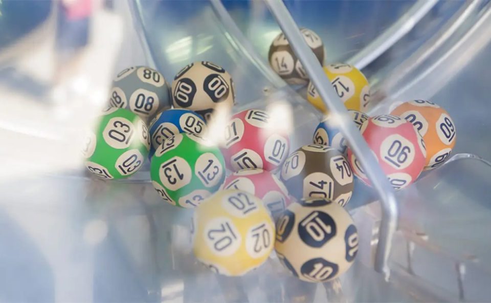 Foto de globos de loteria durante sorteio; resultado da Quina 7006