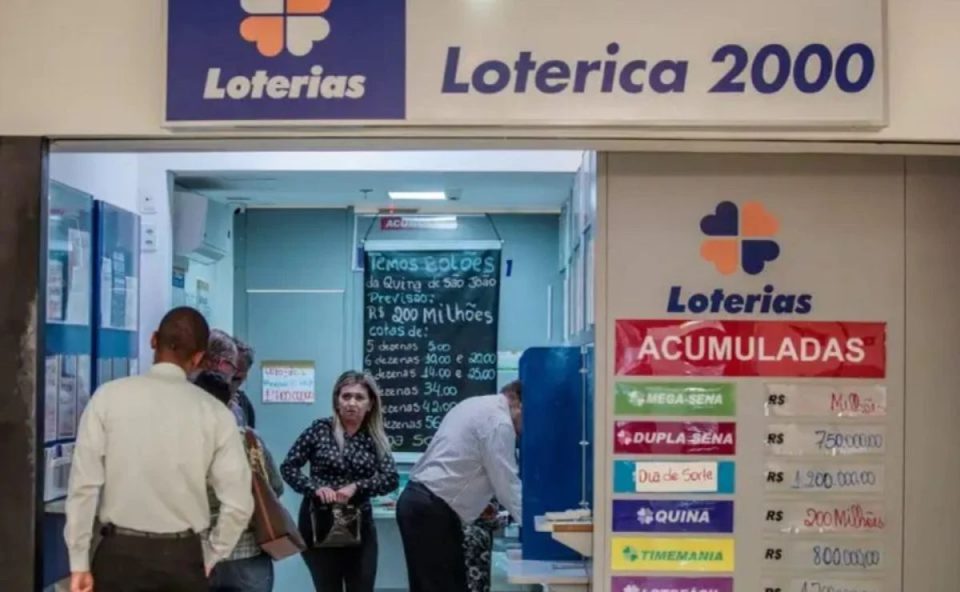 Pessoas em uma casa lotérica apostando na Loteria Federal 6059.