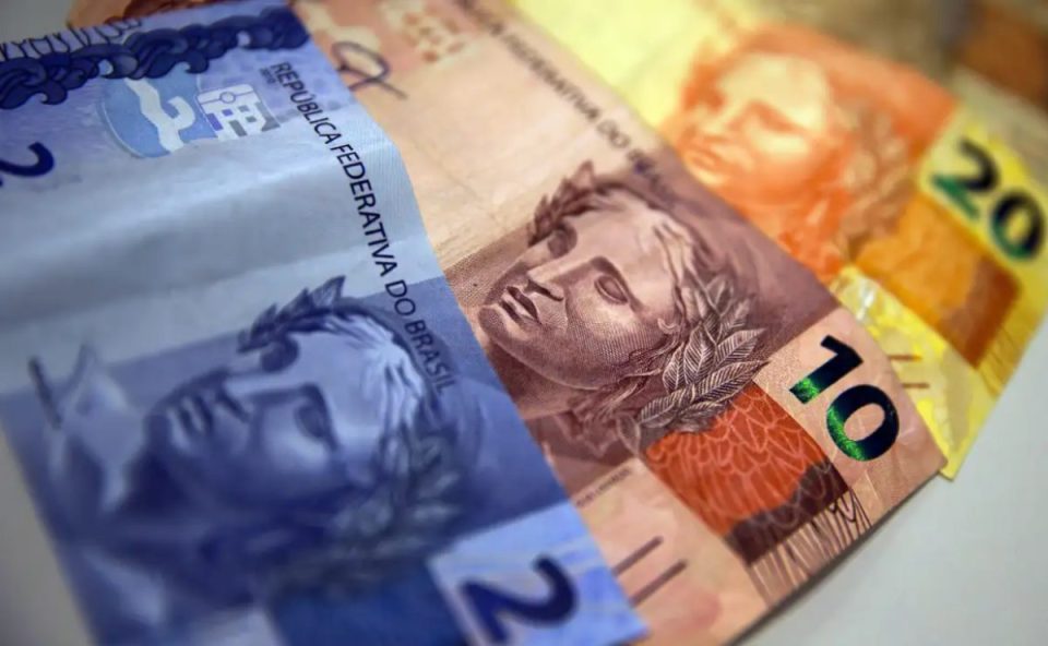 Foto de cédulas de reais em cima da mesa; foto para ilustrar matéria sobre o resultado da lotofácil 3651