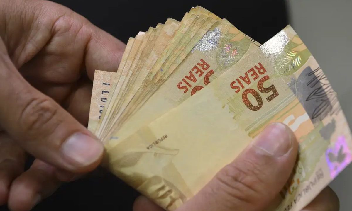 Dinheiro em quantidade com notas de 50 reais
