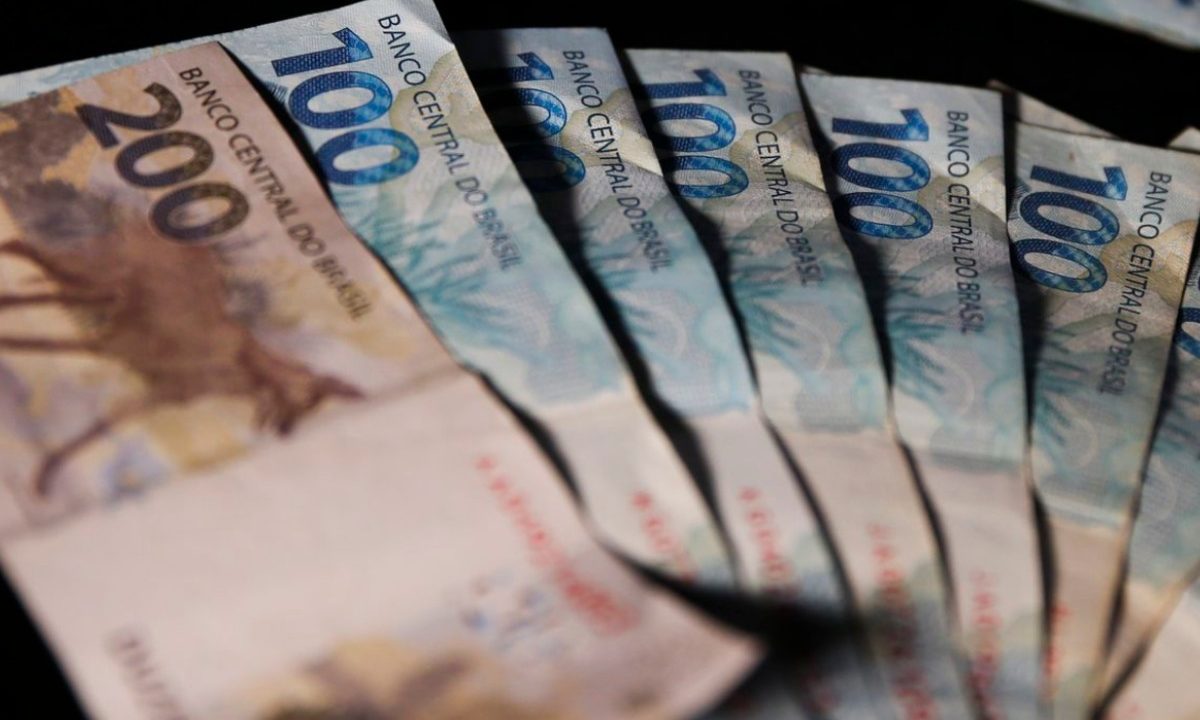 Foto de cédulas de R$ 200 e R$100 reiais para ilustrar dinheiro que será recebido por ganhadores no resultado da Lotofácil 3676
