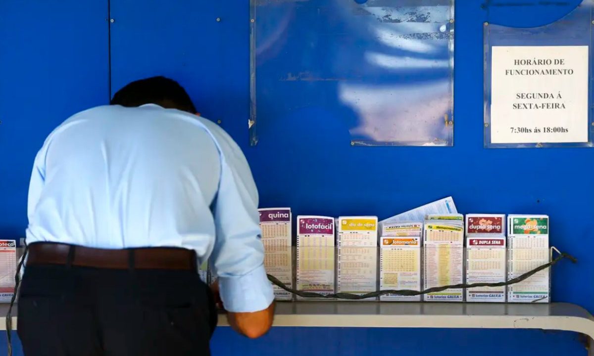 Foto de homem preenchendo bilhete de loteria; imagem usada para ilustrar matéria sobre o resultado da Lotofácil 3661